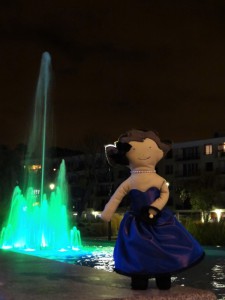 Lottie danse devant la fontaine !