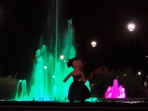 La poupée Lottie devant la fontaine