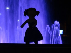 Zoom de la poupée devant la fontaine en ombres chinoise